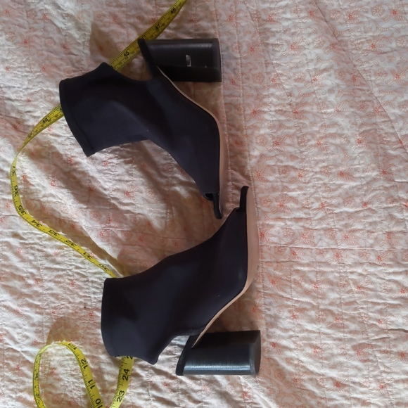 Black heels - Picture 1 of 3